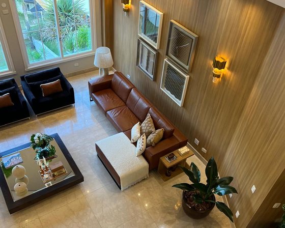 Sala autoral com sofá em couro e composição sofisticada